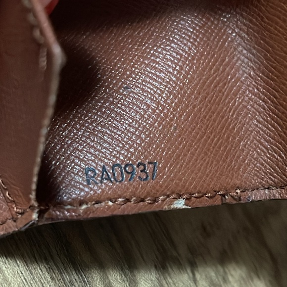 Authentic Louis Vuitton Monogram 4 Ring Key Case - Picture 15 of 16